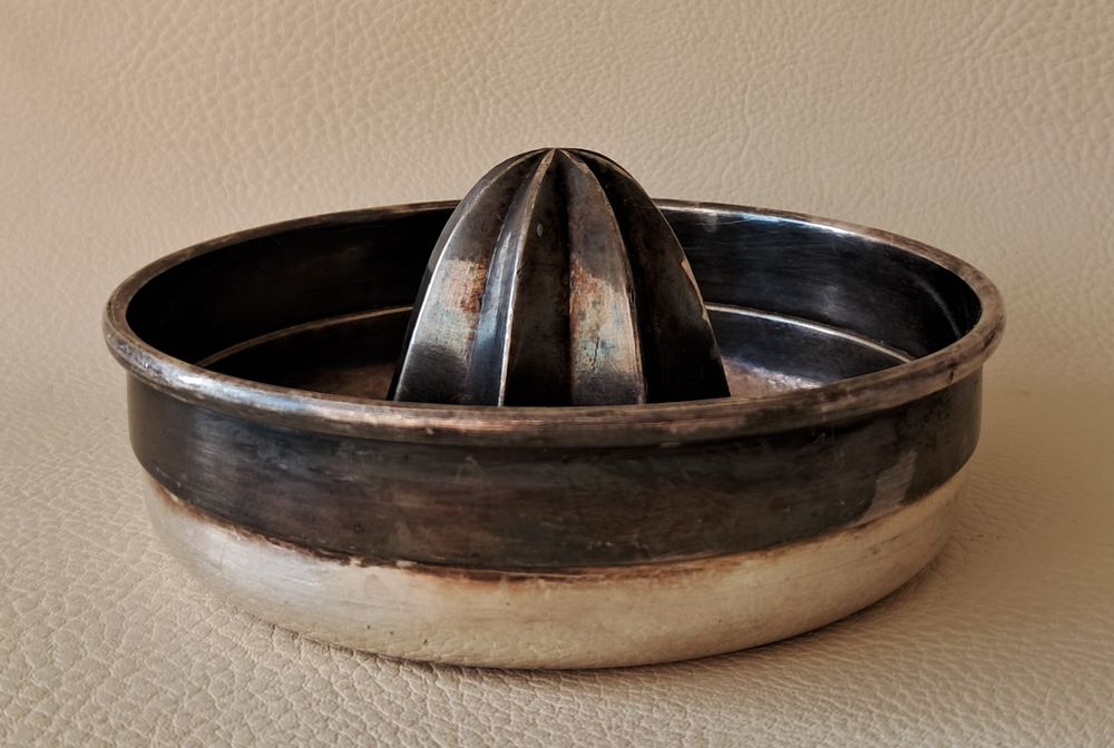 presse agrumes citron ancien m�tallique en m�tal argent� 
7 Carnon Plage (34)