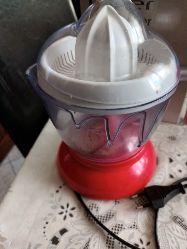 Presse agrumes de marque Lazer 10 Neuilly-sur-Marne (93)