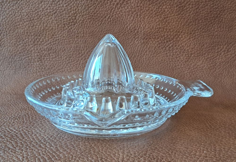 presse agrumes en verre 
marque arc 
diam�tre 12 cm
4 Carnon Plage (34)