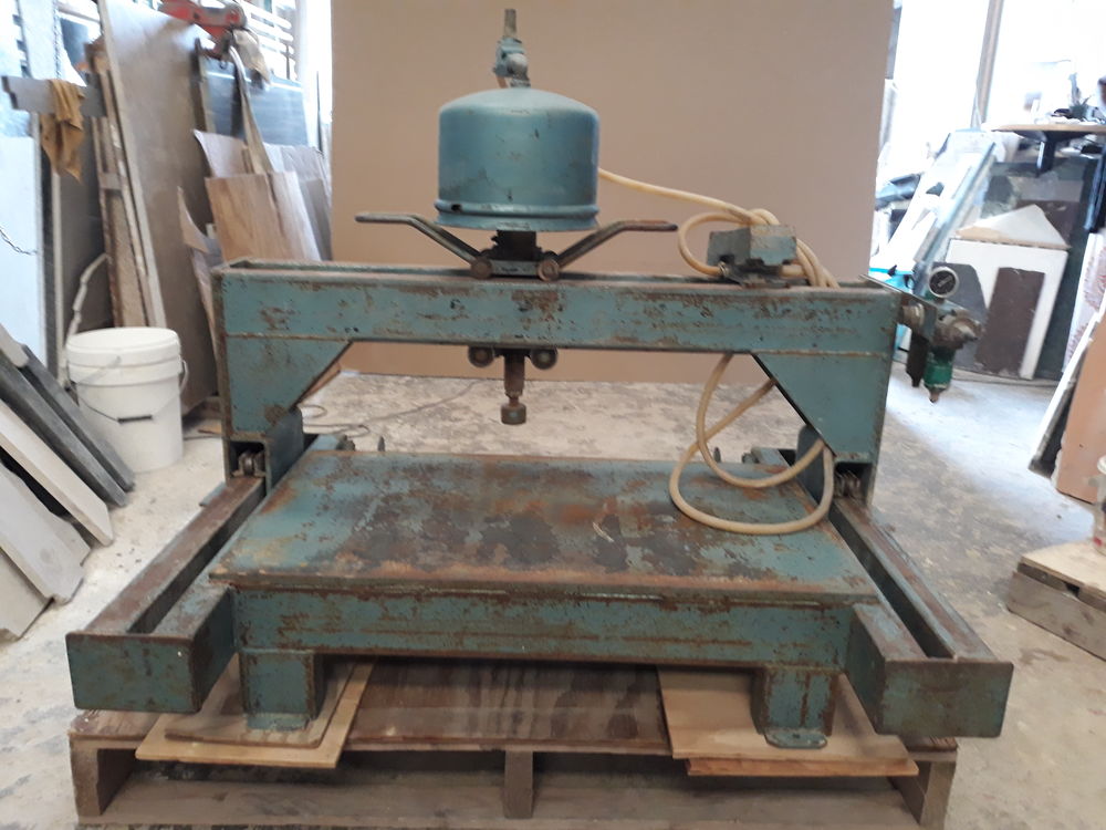 Presse Air comprim�, surface de travail 83x47 cm. 995 Puyricard (13)