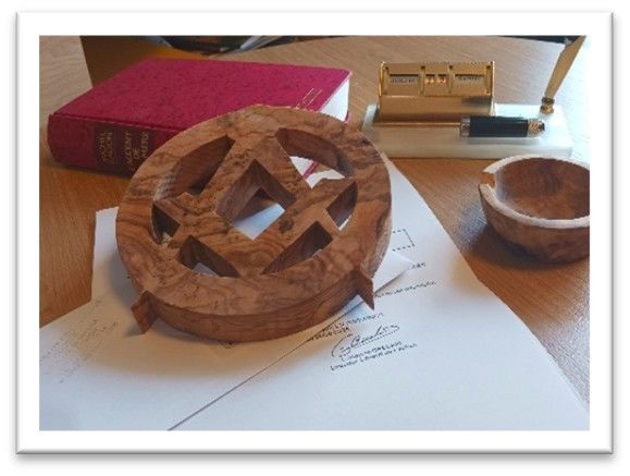 Presse papiers, bureau. Superbe, grande boussole F.M
75 Sainte-Anne (97)