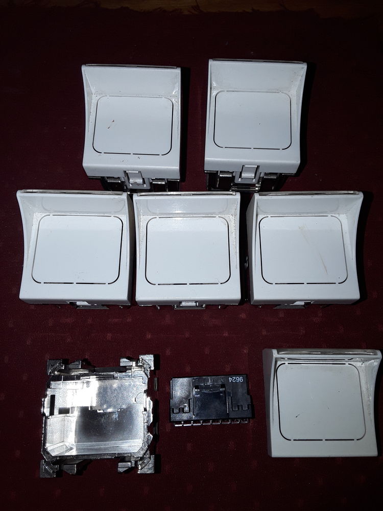 PRISE ACO blind�e LEGRAND r�f: 742 40 RJ45 CAT 5 8 Serres-Castet (64)