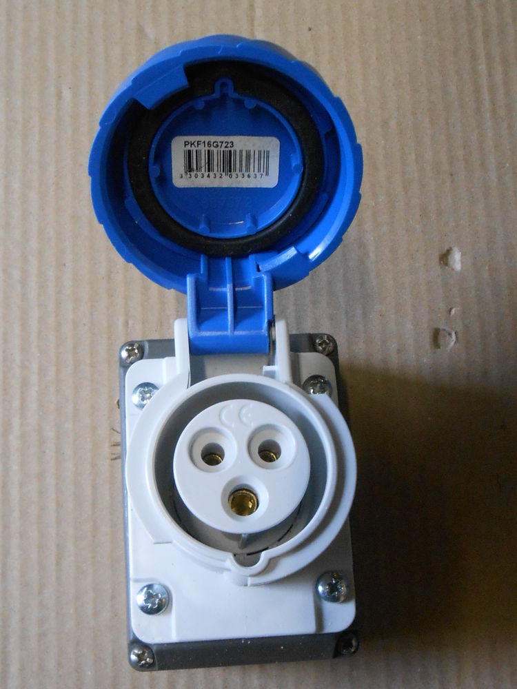 PRISE P 17 2 P�LES +TERRE 16 AMP�RES  (132) 18 Vend�me (41)