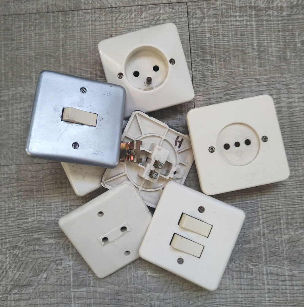 Lot de prises et interrupteurs Legrand 2 Belfort (90)