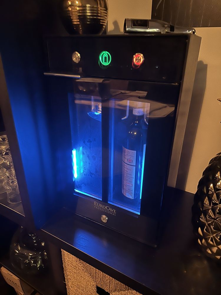 BAR A VIN PROFESSIONNEL AVEC LED LUMINEUX ET TELECOMMANDE 
900 Annecy (74)