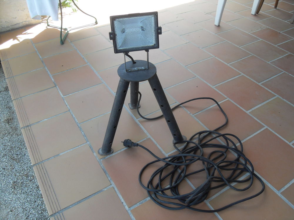 projecteur de chantier portable, fait main. 25 Caumont-sur-Durance (84)