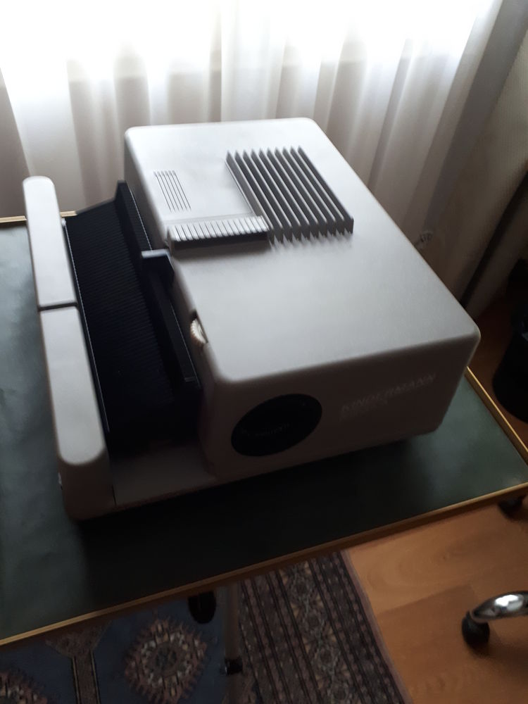 Projecteur diapos
Table support
Ecran 220 Valr�as (84)