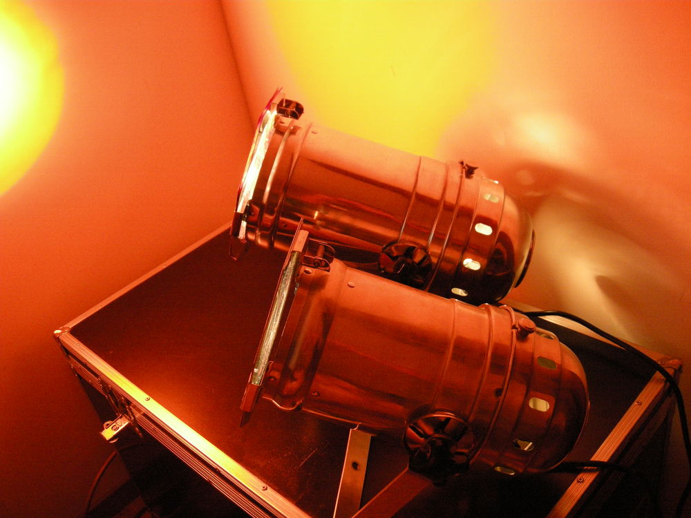   projecteur   par 64  long  alu 60 Homps (11)