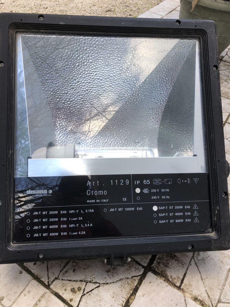 Projecteur 50 cm x 47 cm
80 Le Beausset (83)