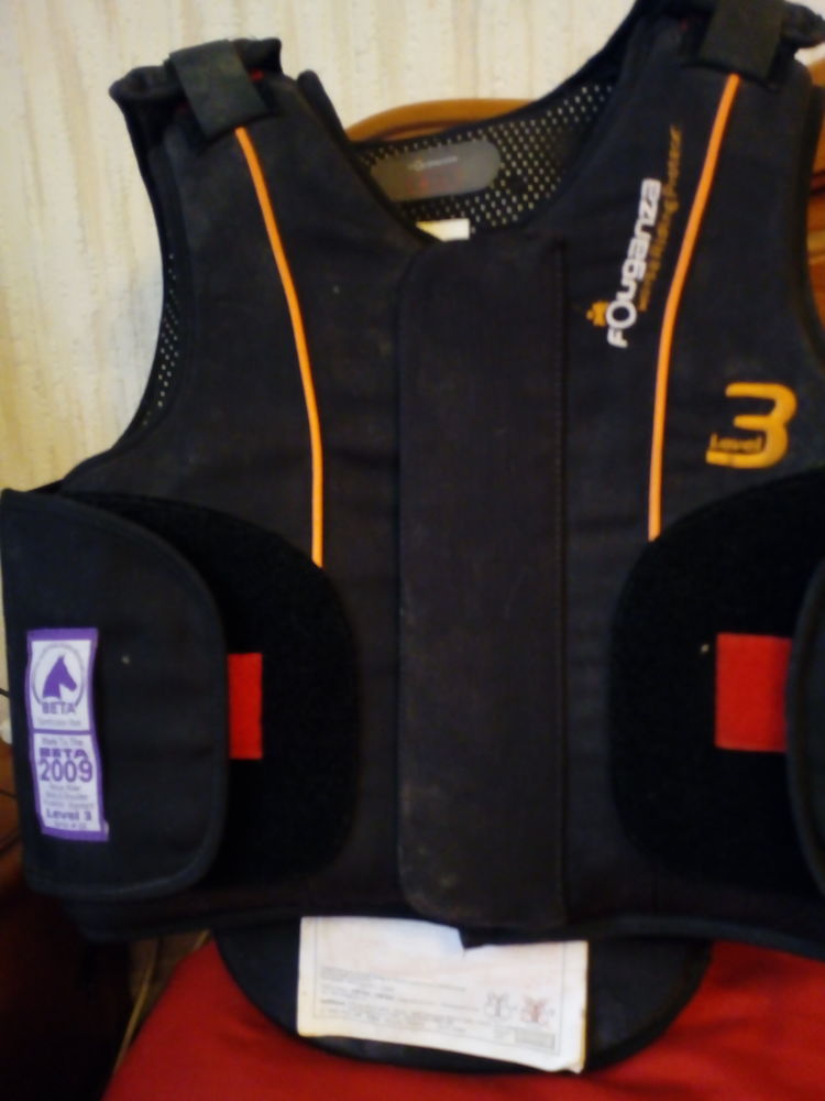 prot�ge dos �quitation 8 ans+bottes  taille 30 15 Caussiniojouls (34)