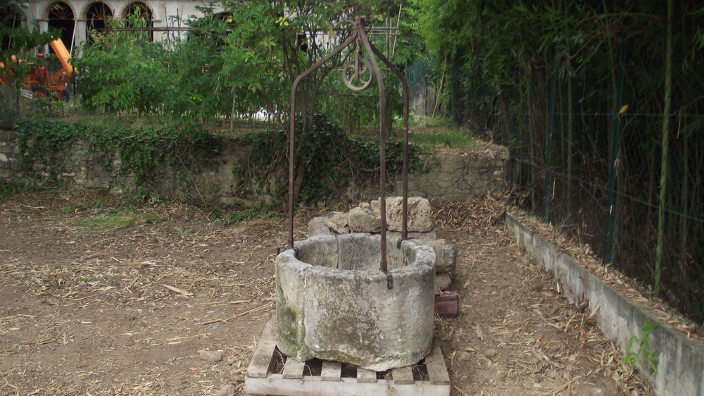 Puit ancien en pierre de Lens 800 Boisset-et-Gaujac (30)