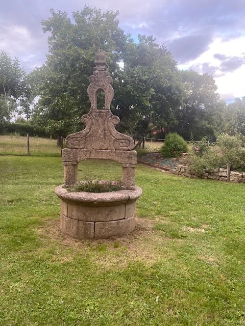 PUIT DECORATIF STYLE MANOIR 1800 Saint-Vincent-en-Bresse (71)