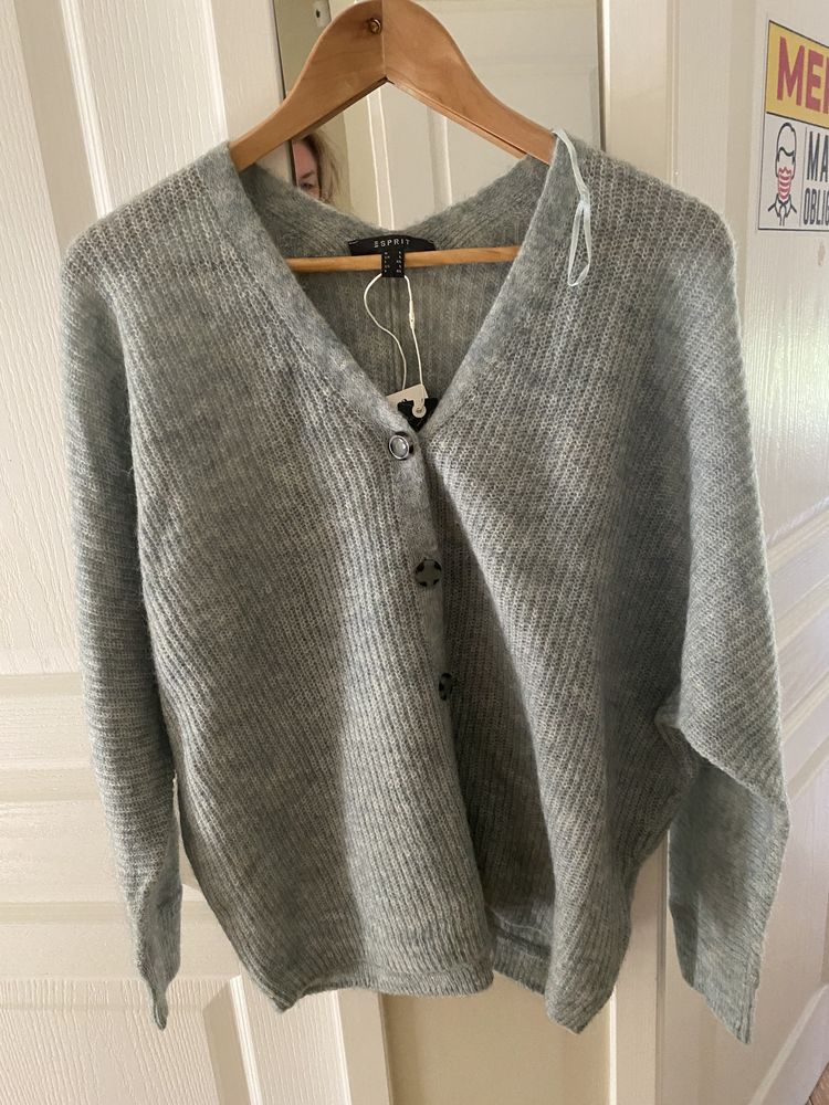 Pull en V avec bouton neuf 39 Chambourcy (78)
