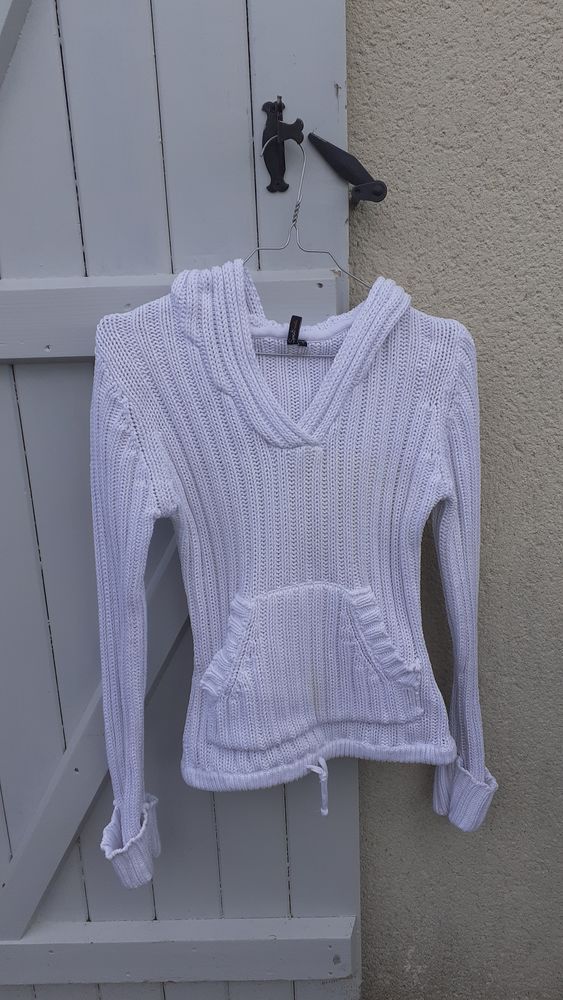 Un pull blanc avec capuche Taille 1 marque spotbasic 1 Lamotte-Beuvron (41)