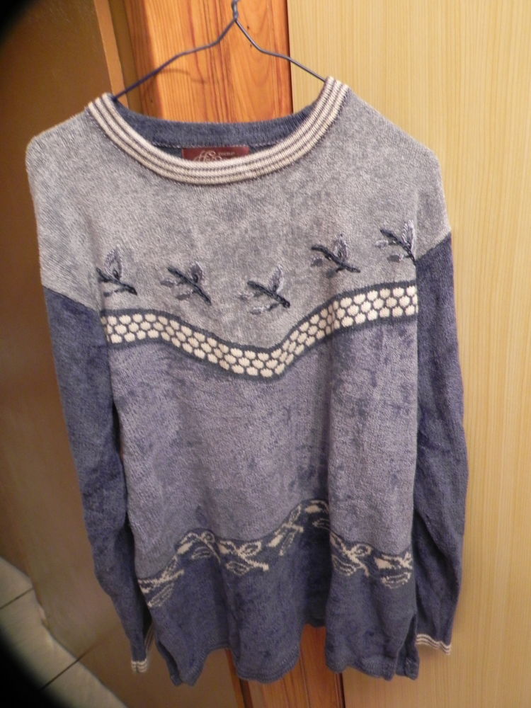 pull bleu ciel en velours, taille XL, tr�s doux. 12 Villars-les-Dombes (01)