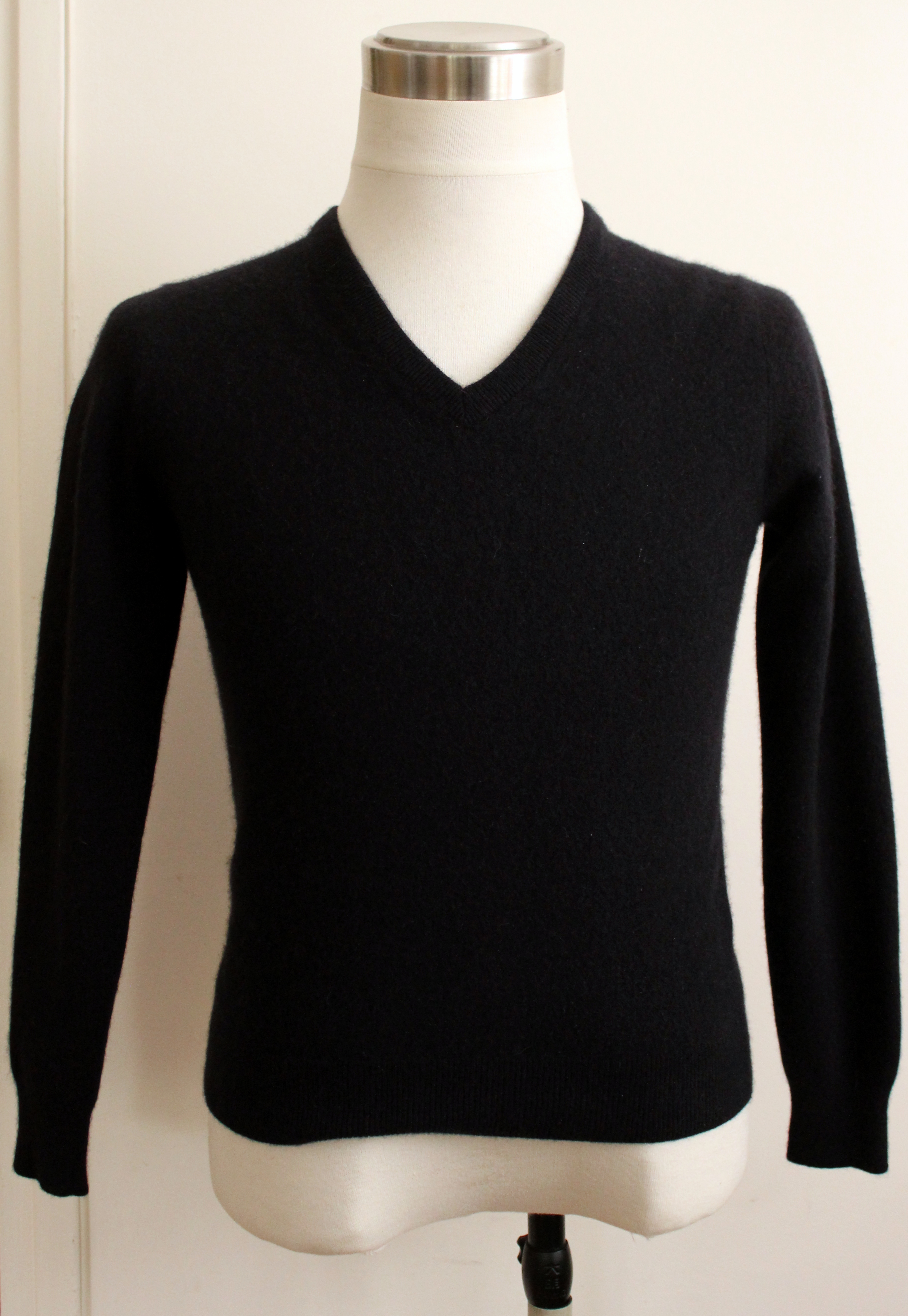 Pull cachemire noir DIOR T.S 
mod�le authentique, v�ritable 210 Issy-les-Moulineaux (92)