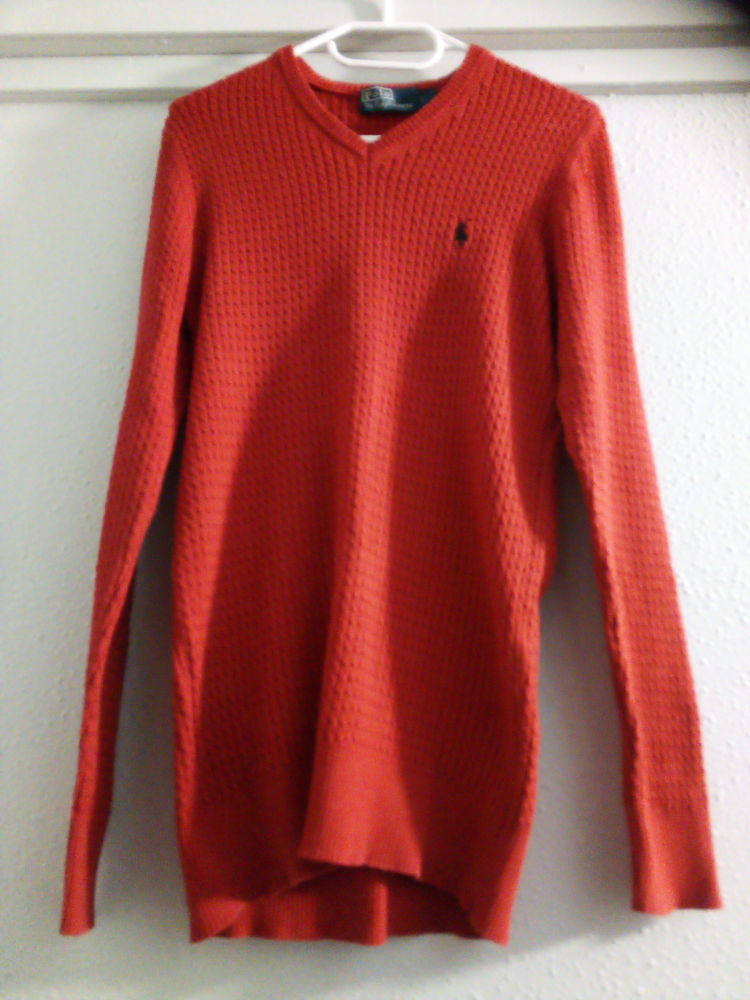 Pull c�tel� rouge col V 15 Cormelles-le-Royal (14)
