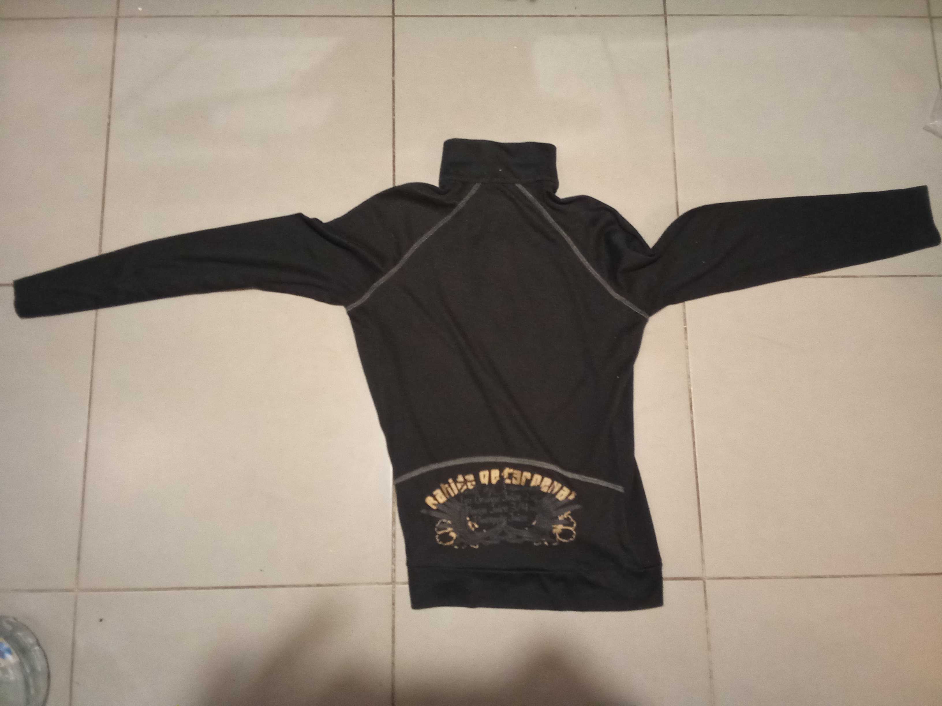 PULL ZIP   DE COULEUR NOIR  . 4 �taples (62)