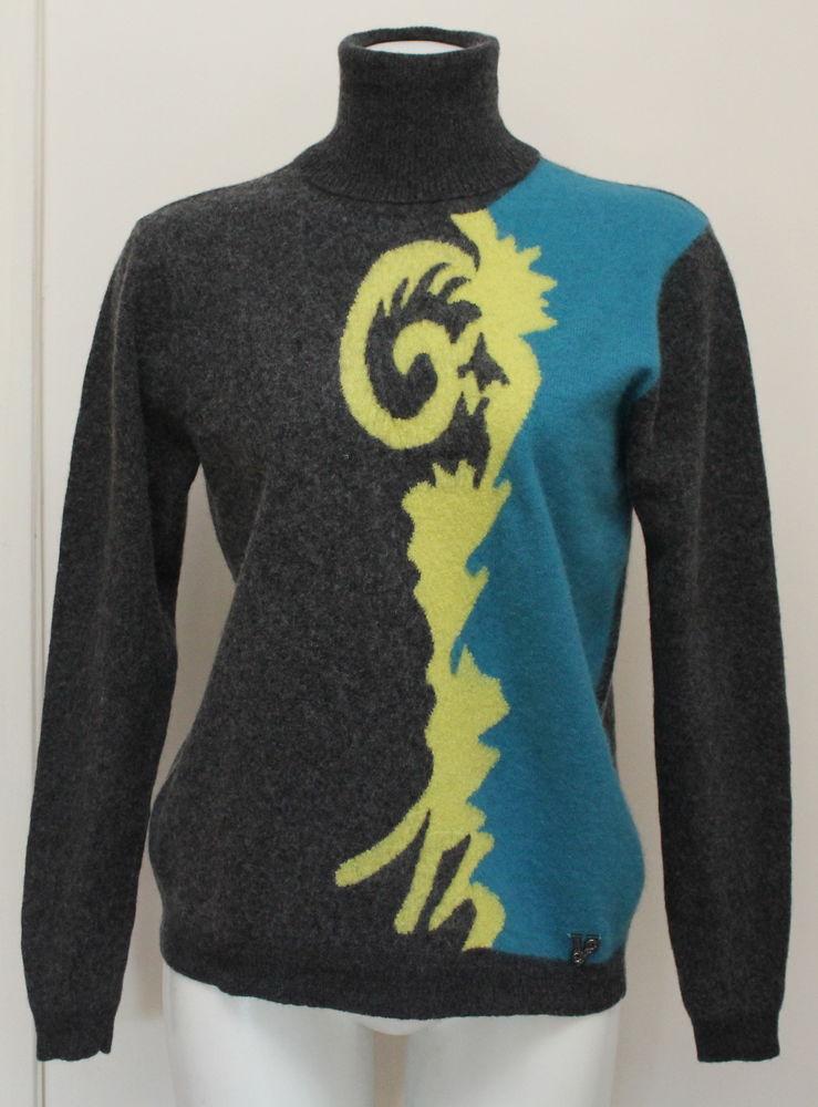 Pull gris et bleu VERSACE 
T.L soit 40/42 Fr 90 Issy-les-Moulineaux (92)