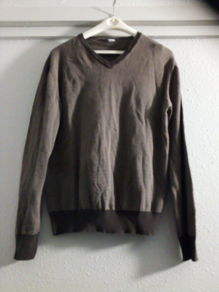 Pull l�ger marron ray� col V DEVRED 10 Cormelles-le-Royal (14)