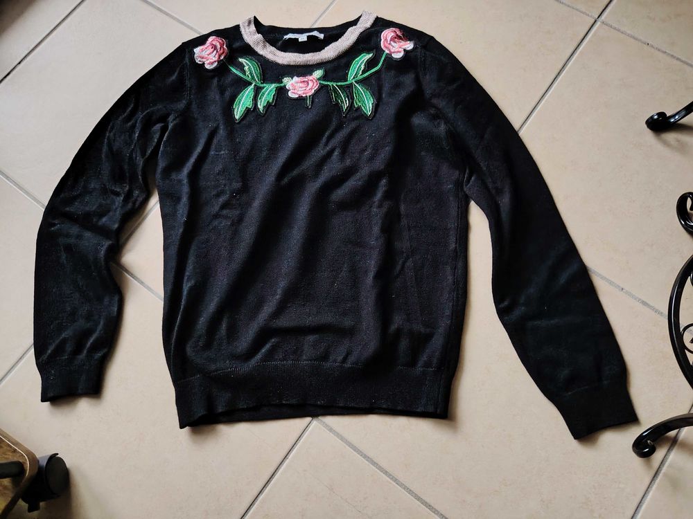 pull noir avec col brod� taille XS 5 Toulouse (31)