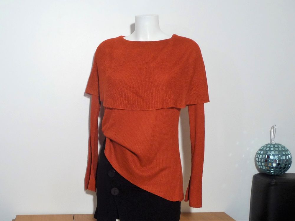 Pull Orange avec son Grand Col et Manches Longues 15 Paris 15 (75)