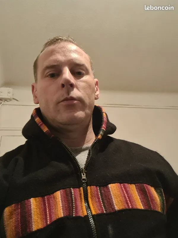 Pull p�ruvien noir M/L avec capuche 35 Rennes (35)