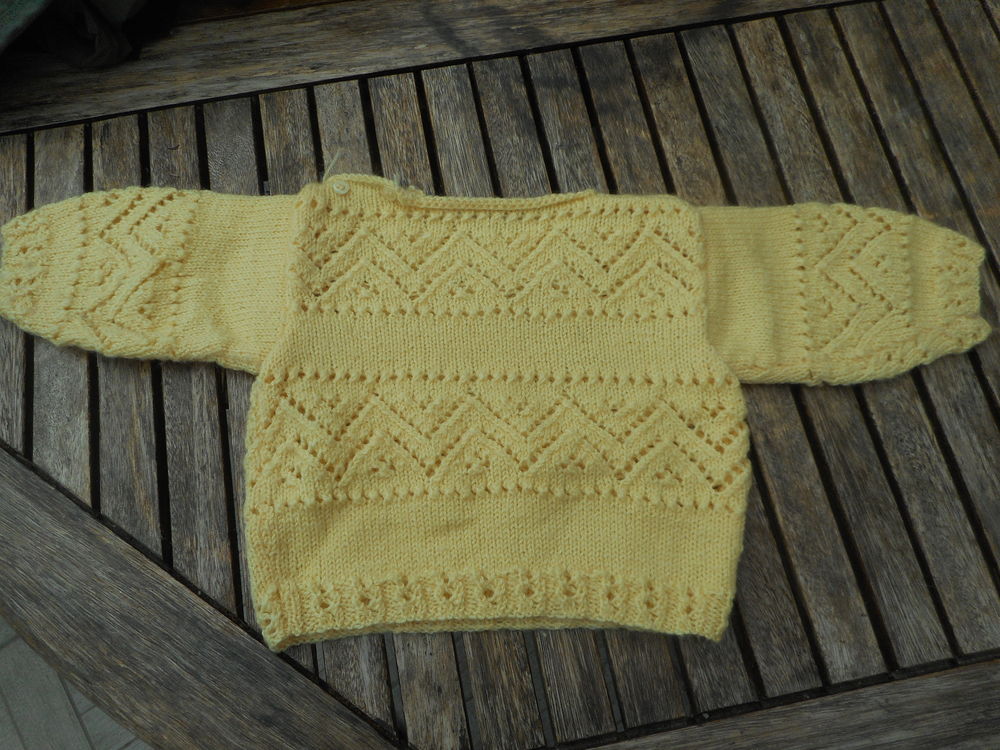 Pull tricot main 2 ans 5 Nieuil-l'Espoir (86)