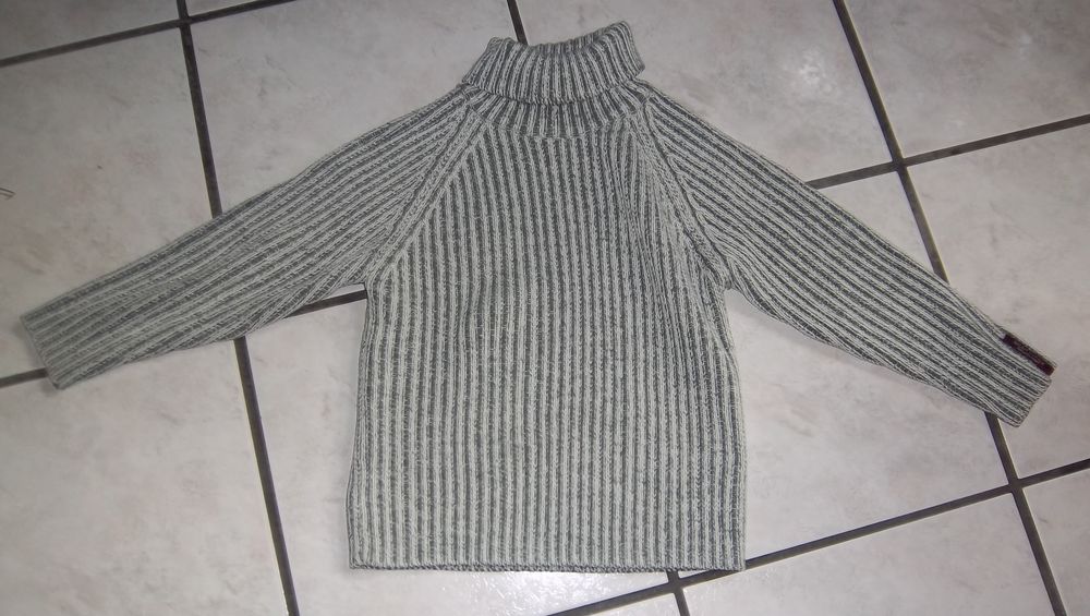 2 pulls gar�on 6 ans 3 Colombier-Fontaine (25)