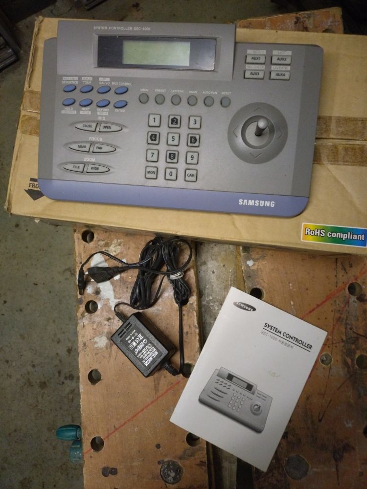 pupitre de commande de t�l�m�trie et PTZ Samsung pour 255 cam�ras 120 Saint-Cyr-en-Val (45)