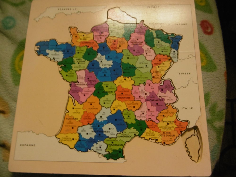 Puzzle bois, carte de France 10 Villars-les-Dombes (01)