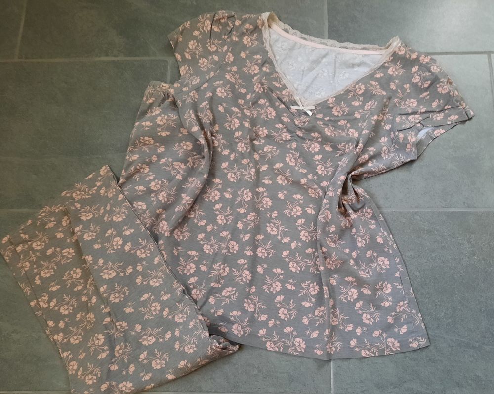 Pyjama gris taupe imprime fleuri rose  - T 38 - 40 ou 40 10 Domart-en-Ponthieu (80)