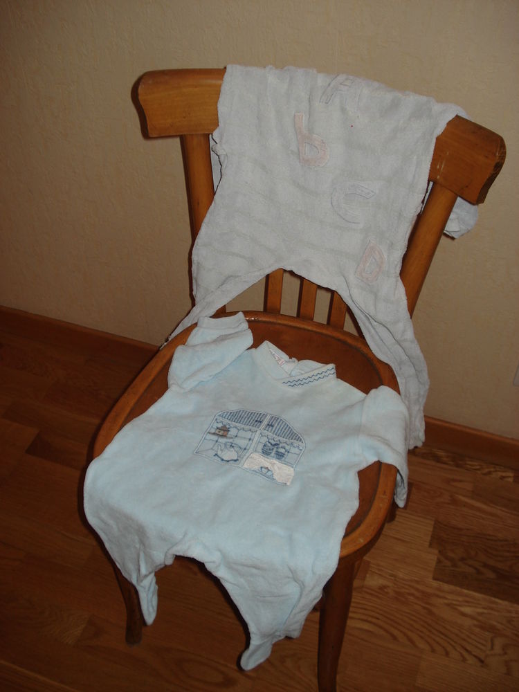 2 pyjamas mixte :  6 mois avec pied et  1 an sans pied 0 M�rignies (59)