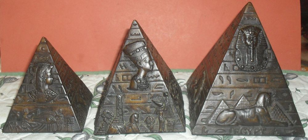 Lot de 3 pyramides avec des symboles d' Egypte. 30 Montreuil (93)