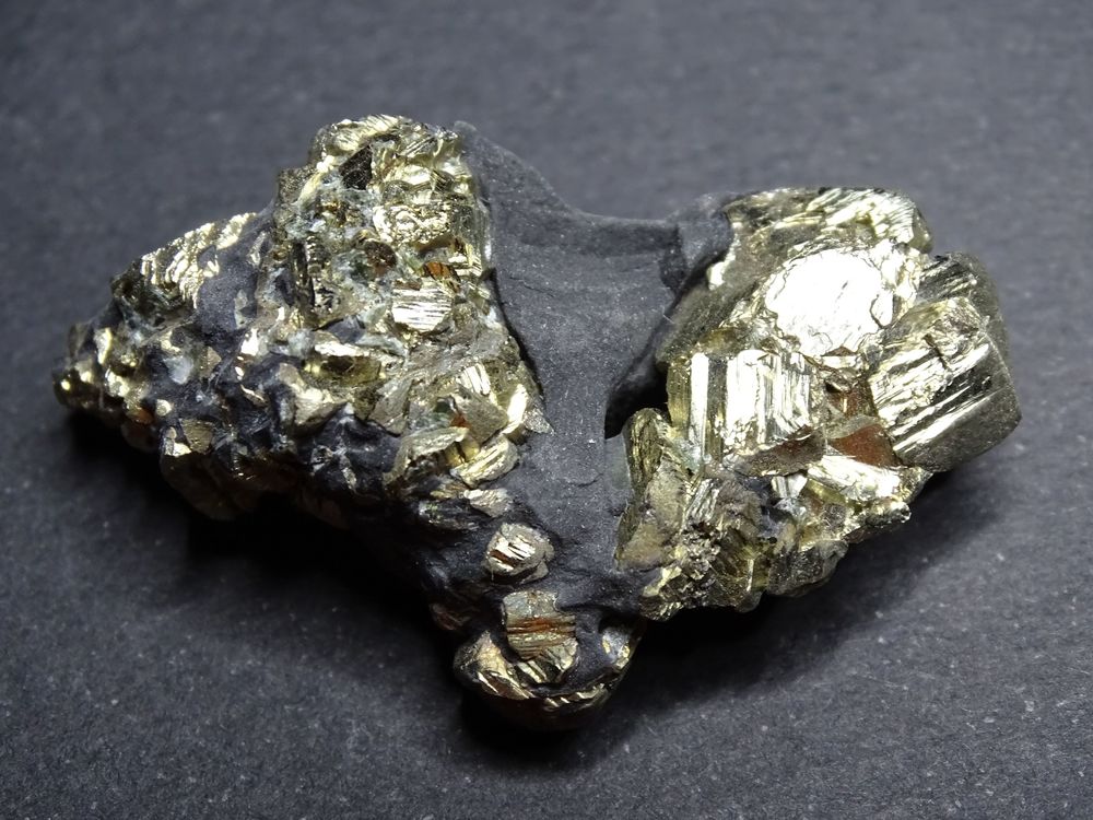 Pyrite RARE Serre-Pon�on Hautes-Alpes France 132,10 carats 49 La Petite-Raon (88)