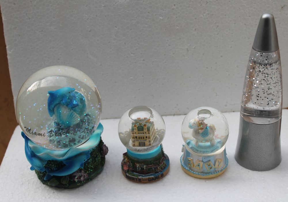 Quatre Boules de neige dont une Fus�e (Neige) Neuves 25 Vitry-sur-Seine (94)