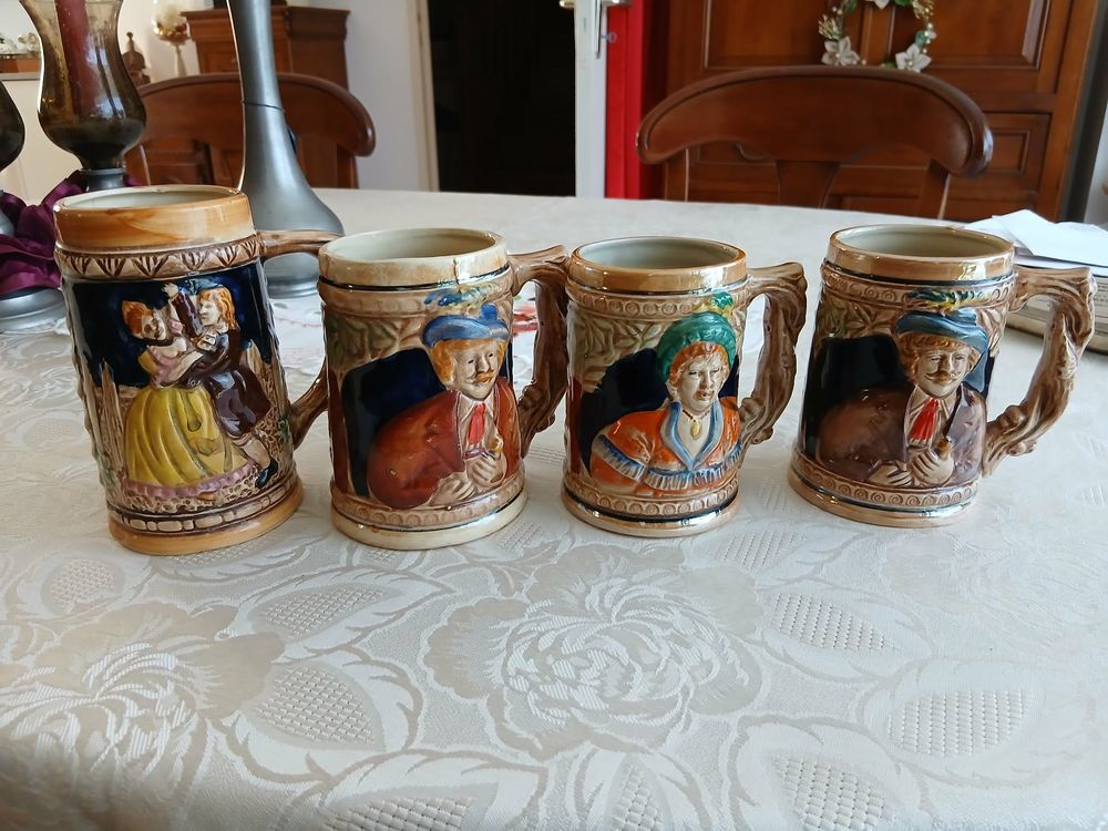  Quatre chopes vintage porcelaine figurines d�cor�es N� 1459 10 Beaune (21)