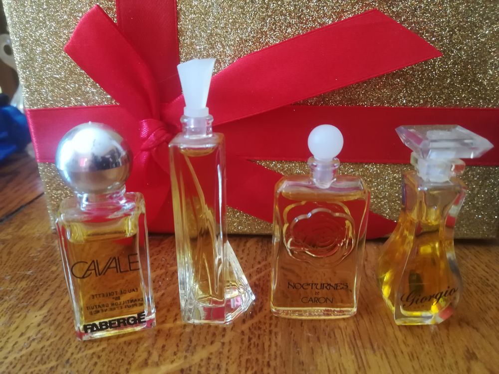 Lot de quatre miniatures de parfum sans boite. 18 Montceau-les-Mines (71)