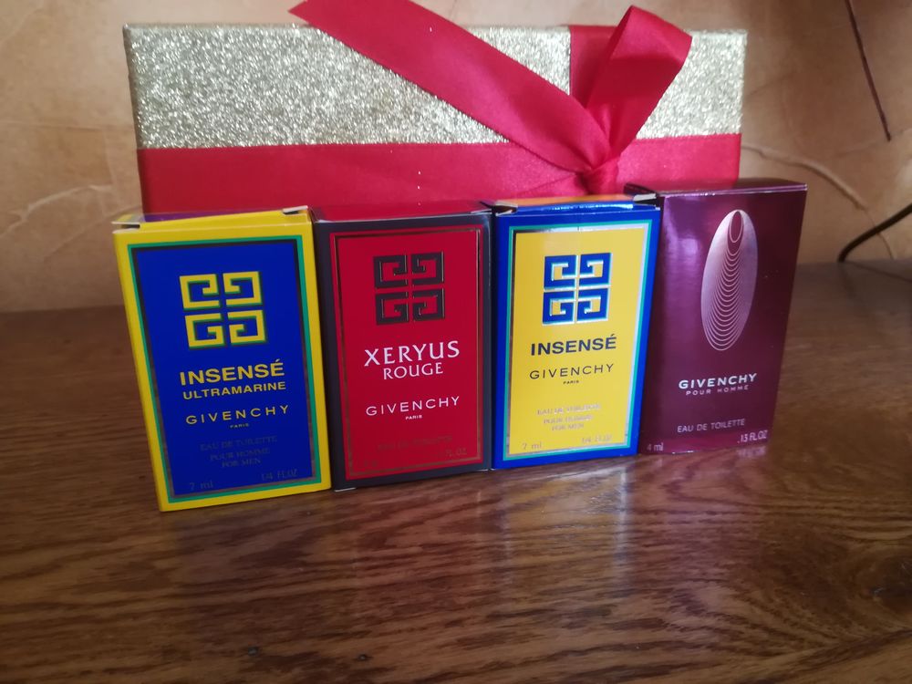 Lot de quatre miniatures de parfum, pleines avec leurs boite 60 Montceau-les-Mines (71)