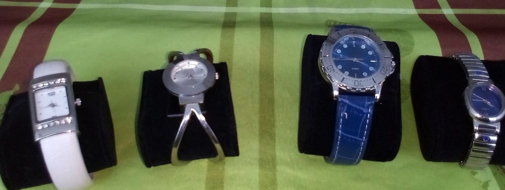 QUATRE MONTRES OU A L'UNITE 10 Larmor-Plage (56)
