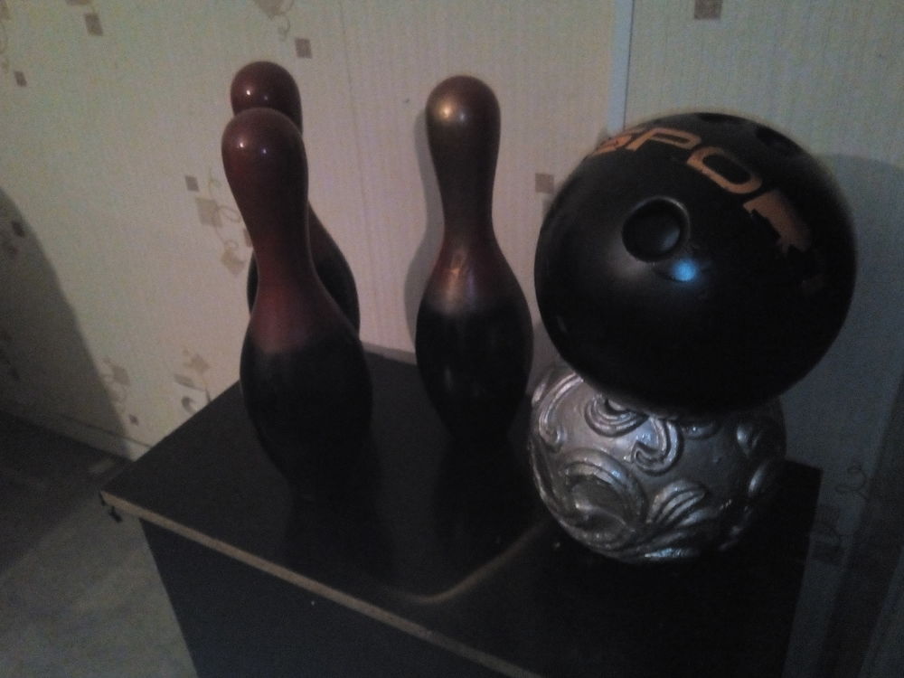 3 quilles de bowling et la boule 15 Montceau-les-Mines (71)