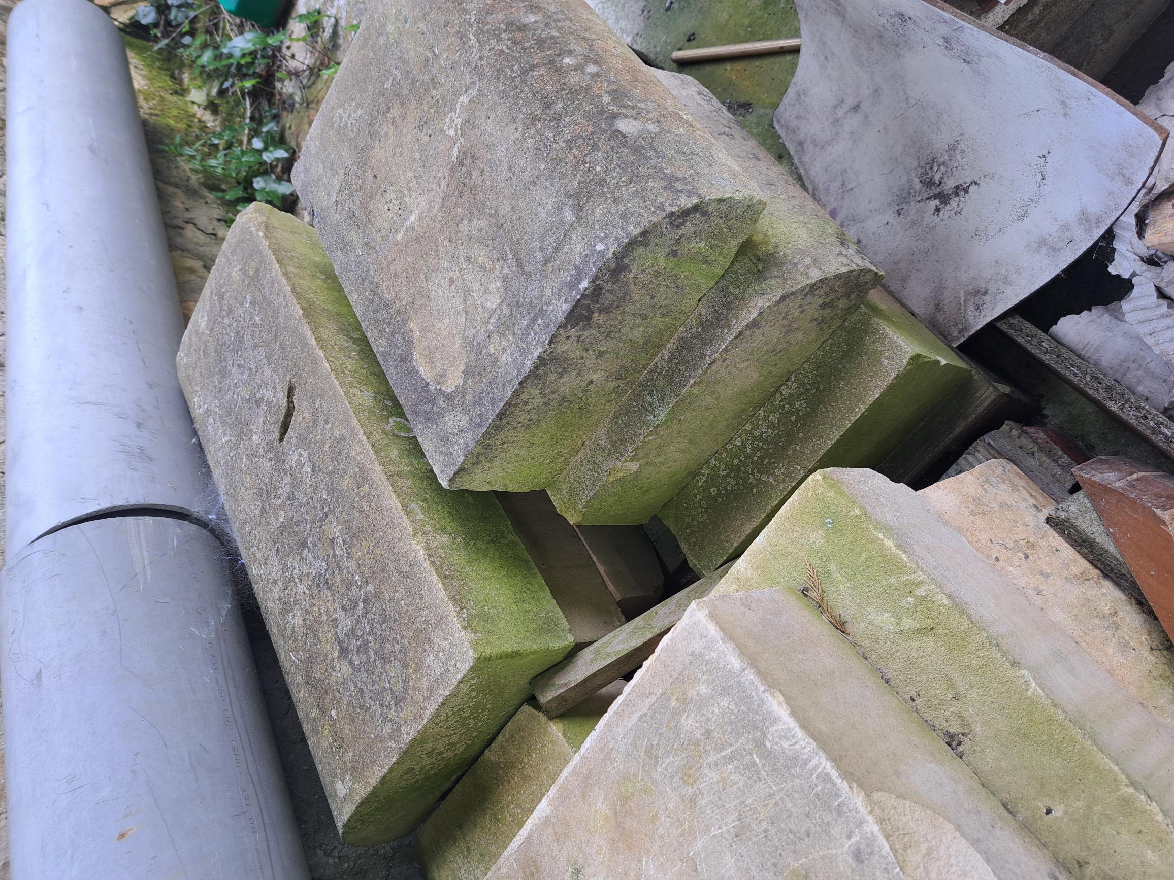 d'une quinzaine de pierres de construction 30 Englesqueville-la-Perc�e (14)