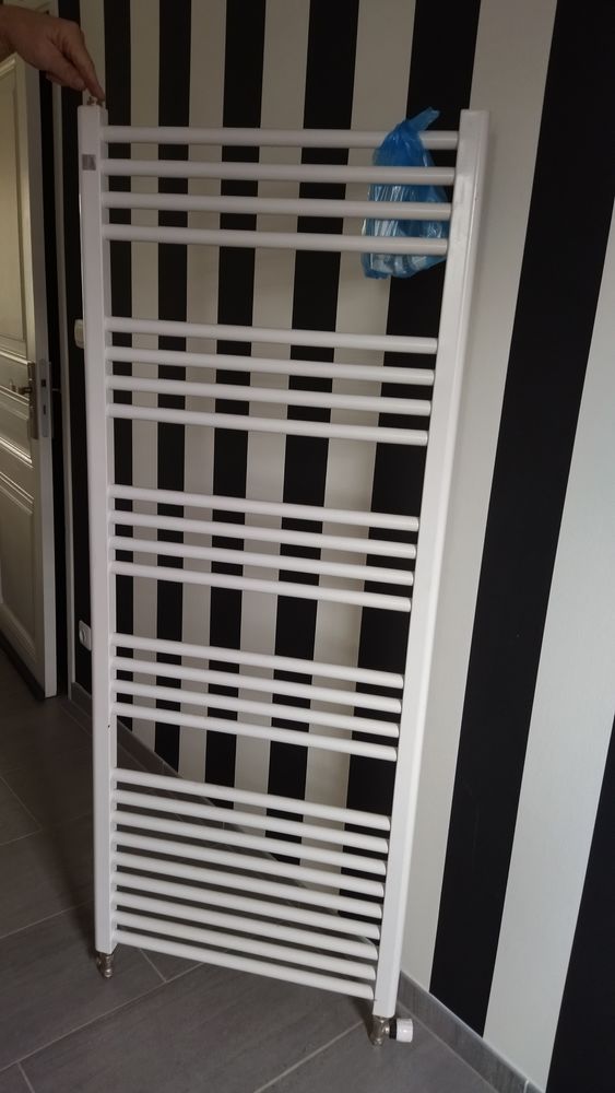 Radiateur porte serviettes chauffage central 
Comme neuf 50 Ostricourt (59)