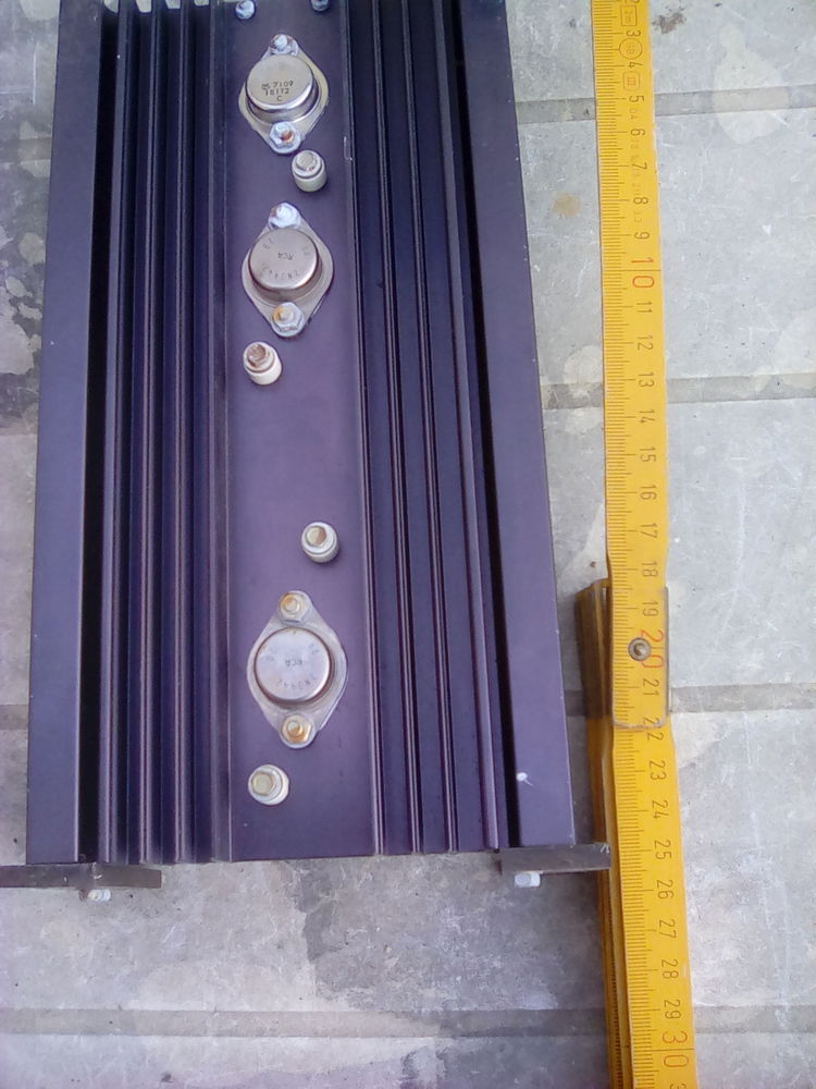 Radiateur pour transistor avec composants 15 Montigny-le-Bretonneux (78)