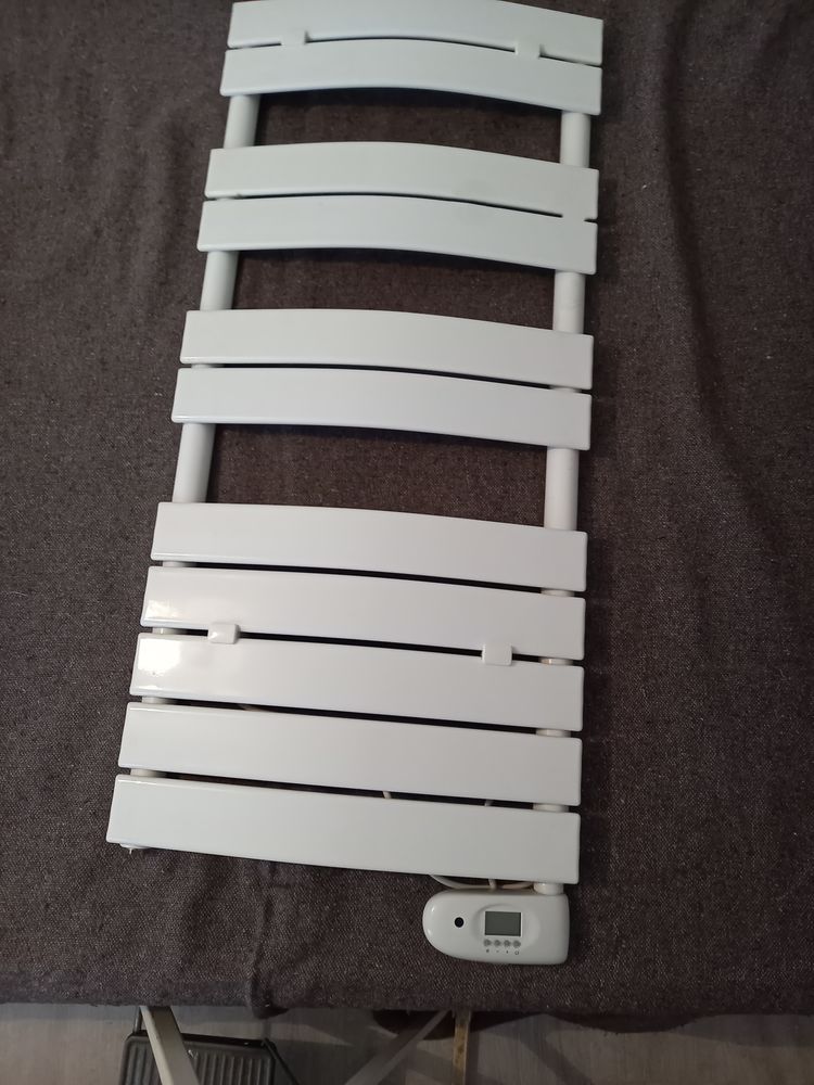 RADIATEUR SECHE SERVIETTES DELONGUY  .
.
40 Arzon (56)