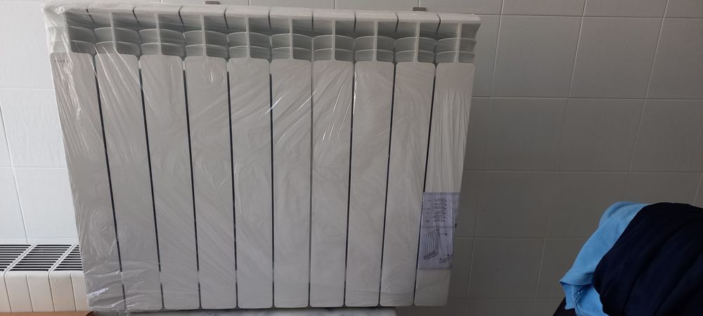 7 radiateurs eau chaude+1 s�che serviettes blancs EQUATION 800 La Gavotte (13)