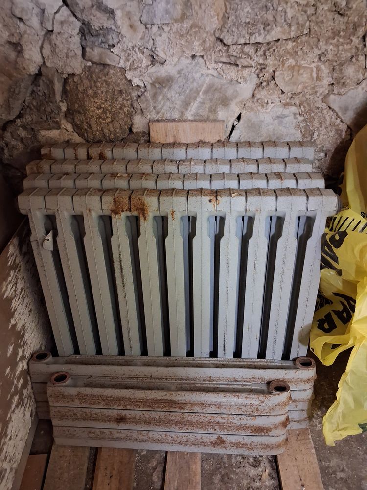 Radiateurs fonte avec robinets tes de r�glage et purgeur 475 Bouc-Bel-Air (13)