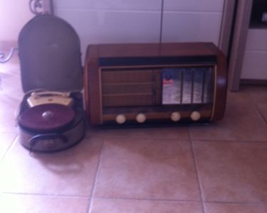 Radio ancienne avec son tourne disque 100 Saint-Gilles (30)