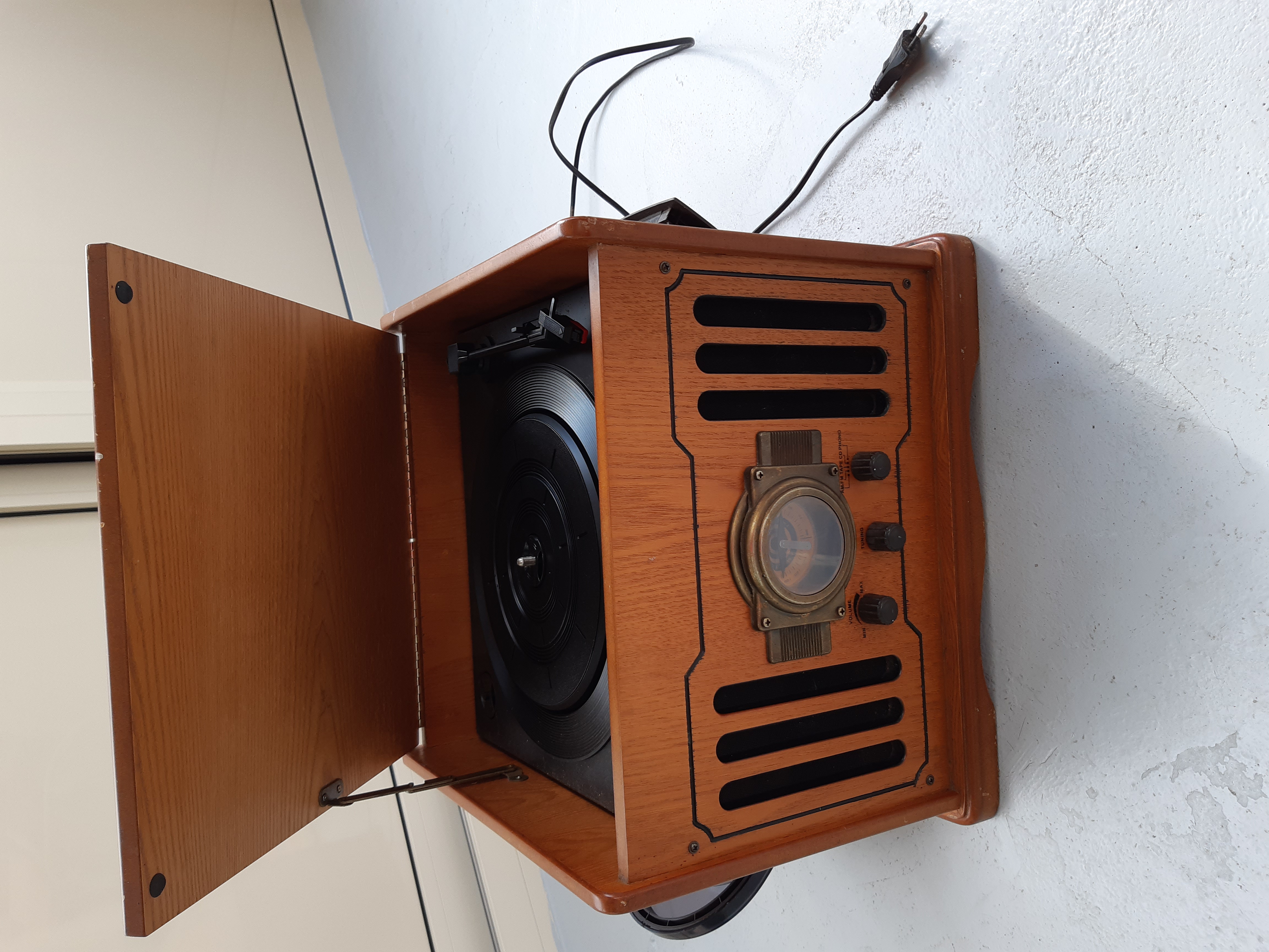 Radio dans Caisse en Bois . 40 Le Vernois (39)