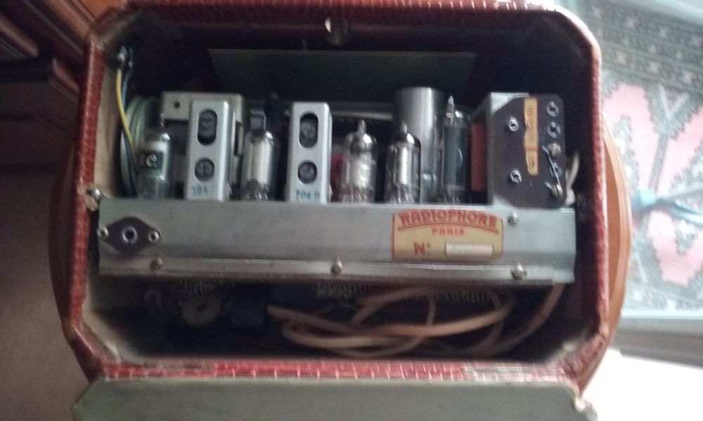 Radio portable � lampes 1950 RADIOHORE PARIS 30 Issy-les-Moulineaux (92)